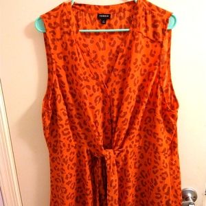 Torrid orange Leopard Georgette pendulum tie in the front Tank. Size 2X